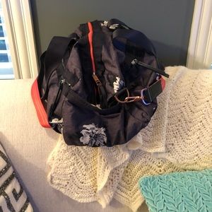 Used Lulu gym bag. Good condition.